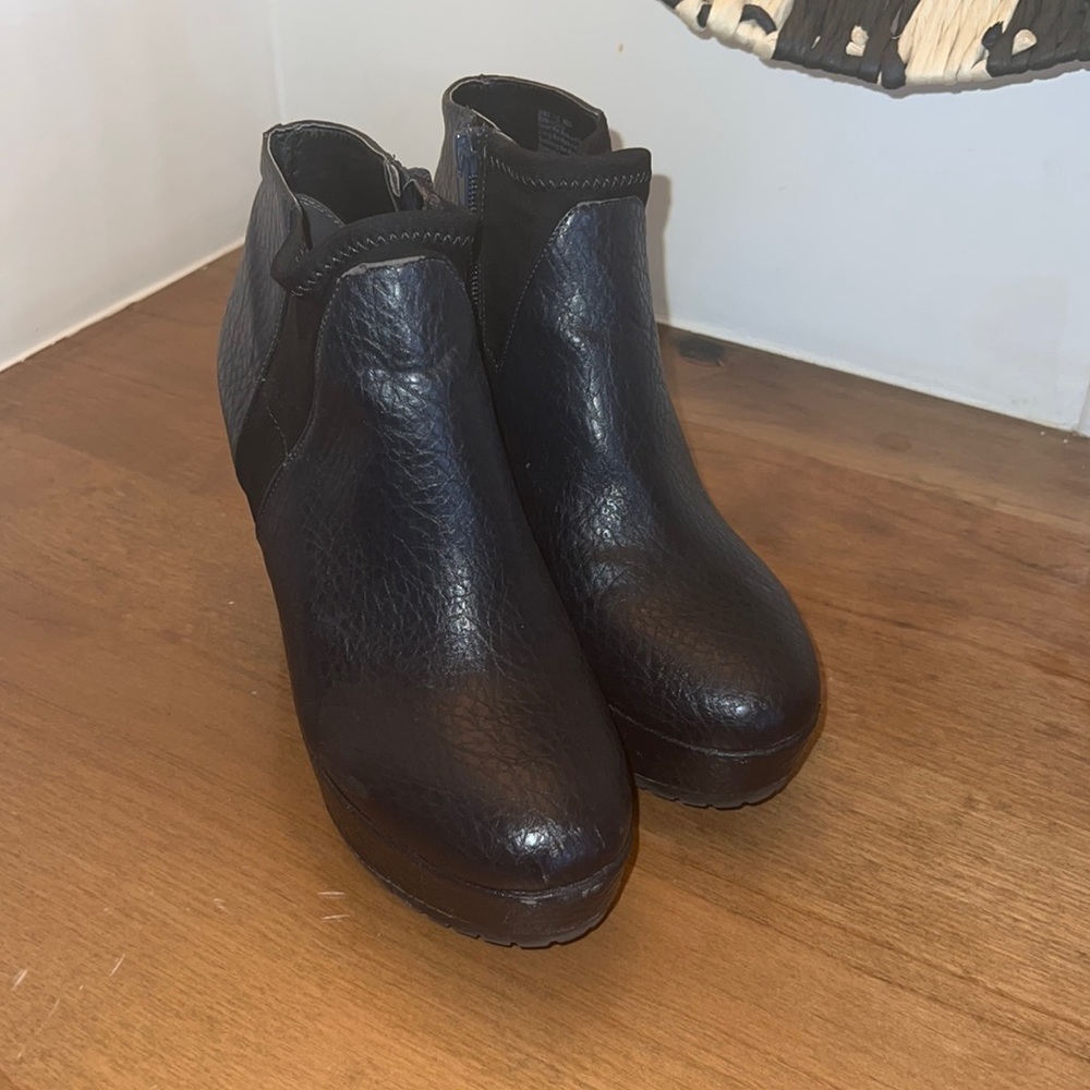 Vera Wang wedge booties size 7.5